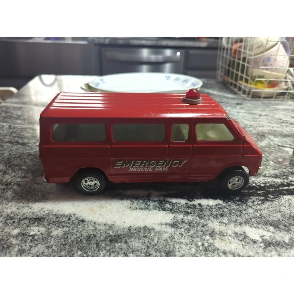 VINTAGE ERTL 3512 RESCUE EMERGENCY VAN. Back Door Opens First Responder